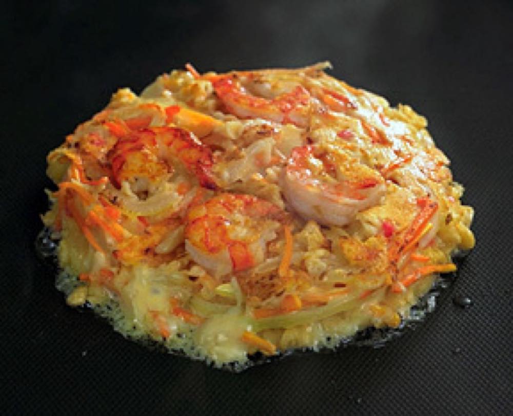 とろーりチーズと玉ねぎ・にんじんのお好み焼き