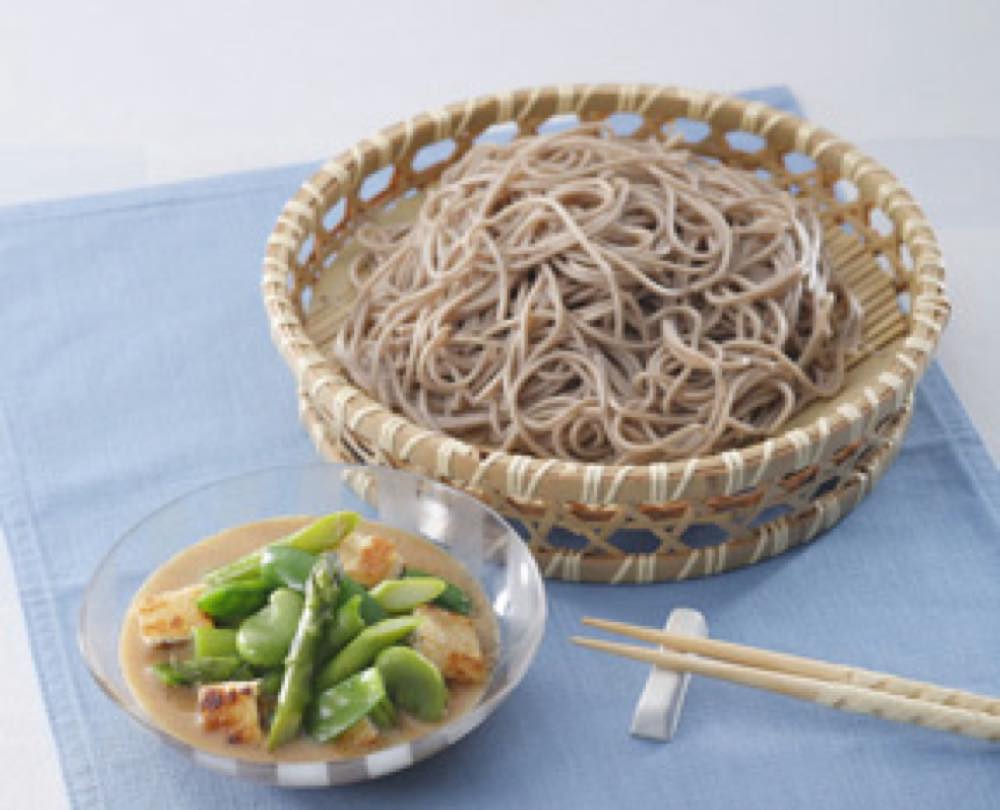 焼き油揚げと季節野菜のごまだれそば