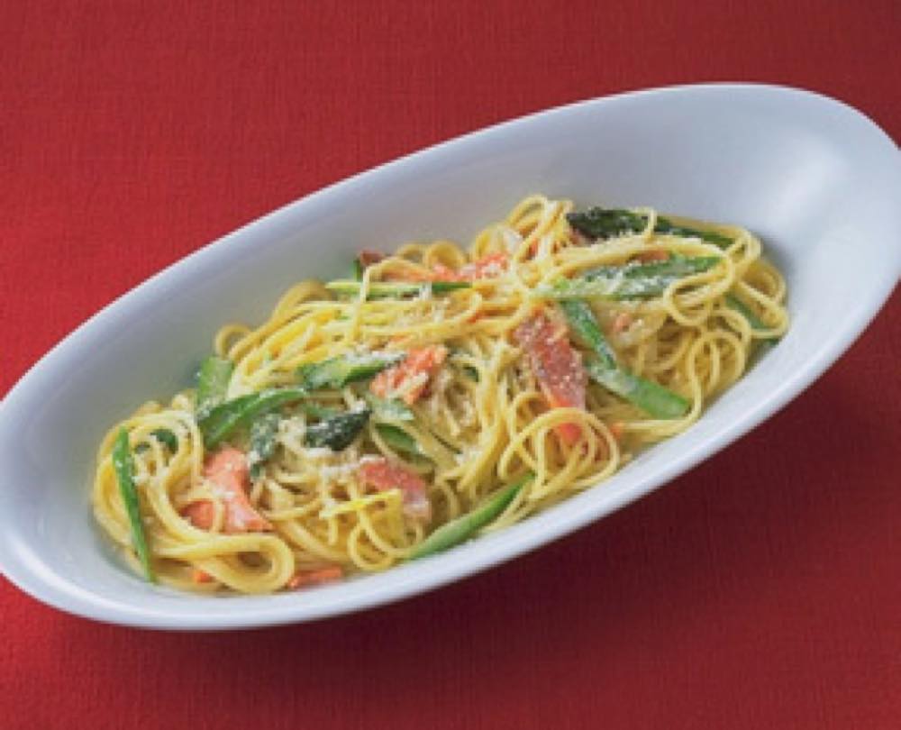 アスパラガスとサーモンのクリームパスタ