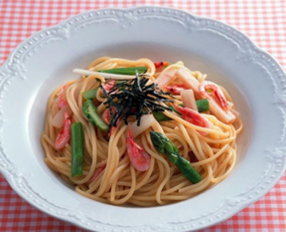 アスパラガスと桜えびとうどのパスタ