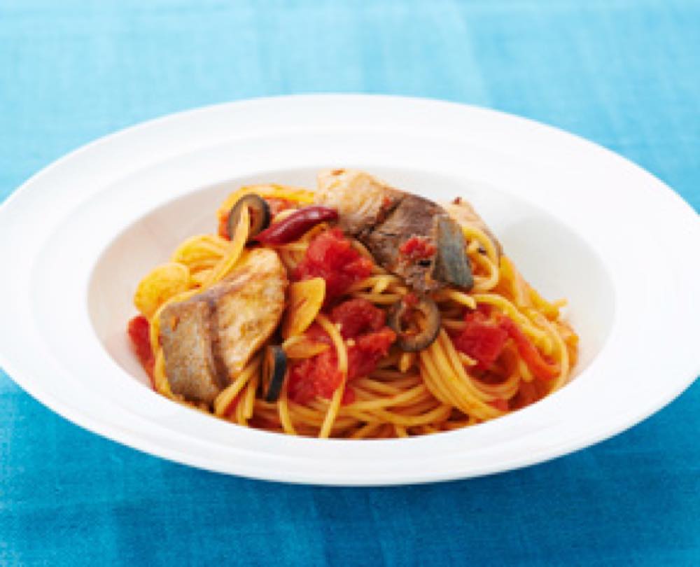 ぶりとオリーブのトマトソースパスタ