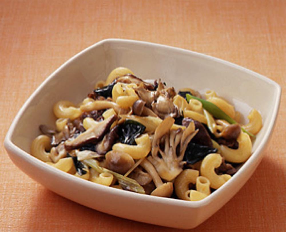 きのこたっぷり！牛肉とわかめのパスタ