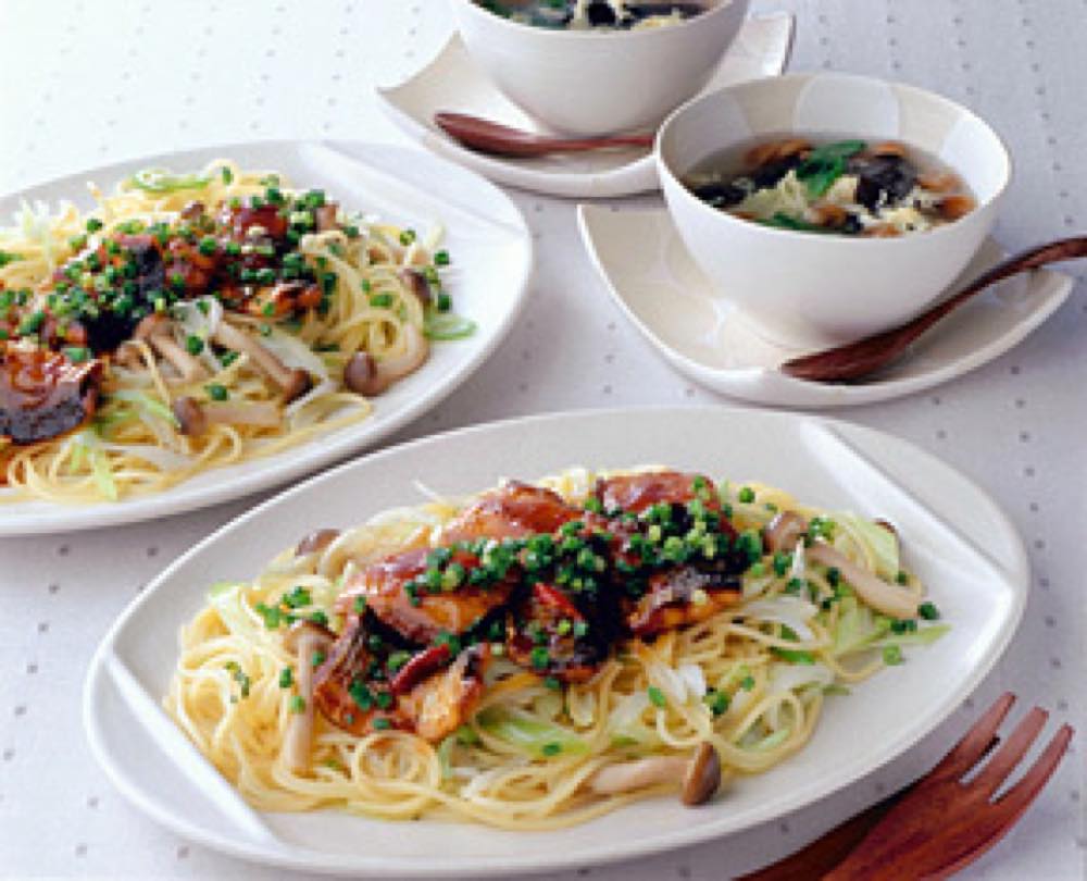 さんまの蒲焼きとねぎとしめじの中華風パスタ