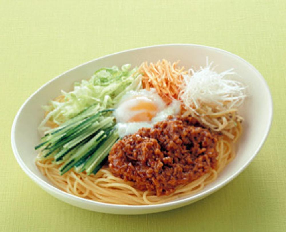 シャキシャキ野菜の肉みそパスタ 温泉卵のせ
