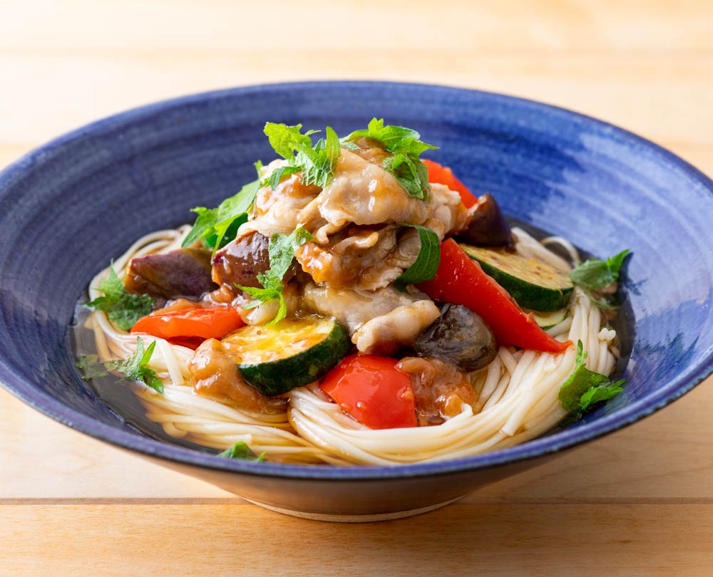 豚しゃぶと夏野菜の梅マリネぶっかけうどん