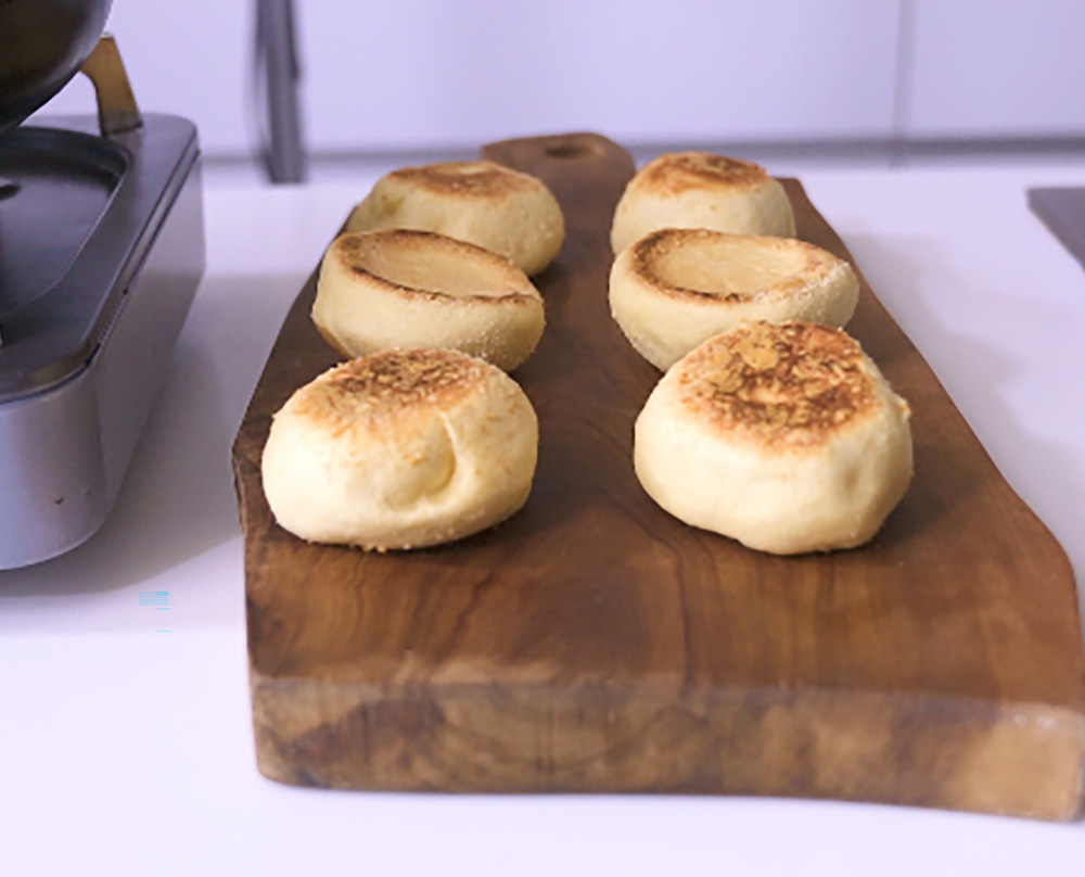 チーズ風味の卵入りパン