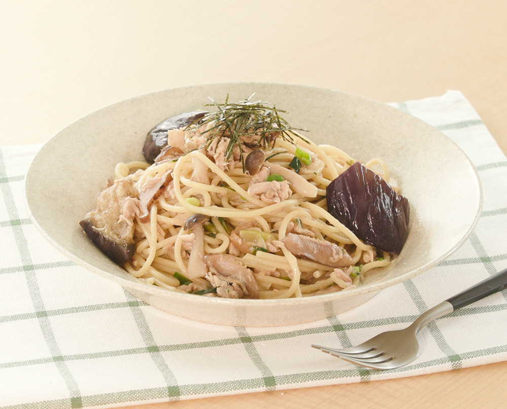 冷凍パスタアレンジ！ツナ缶とたっぷりきのこの和風しょうゆパスタ