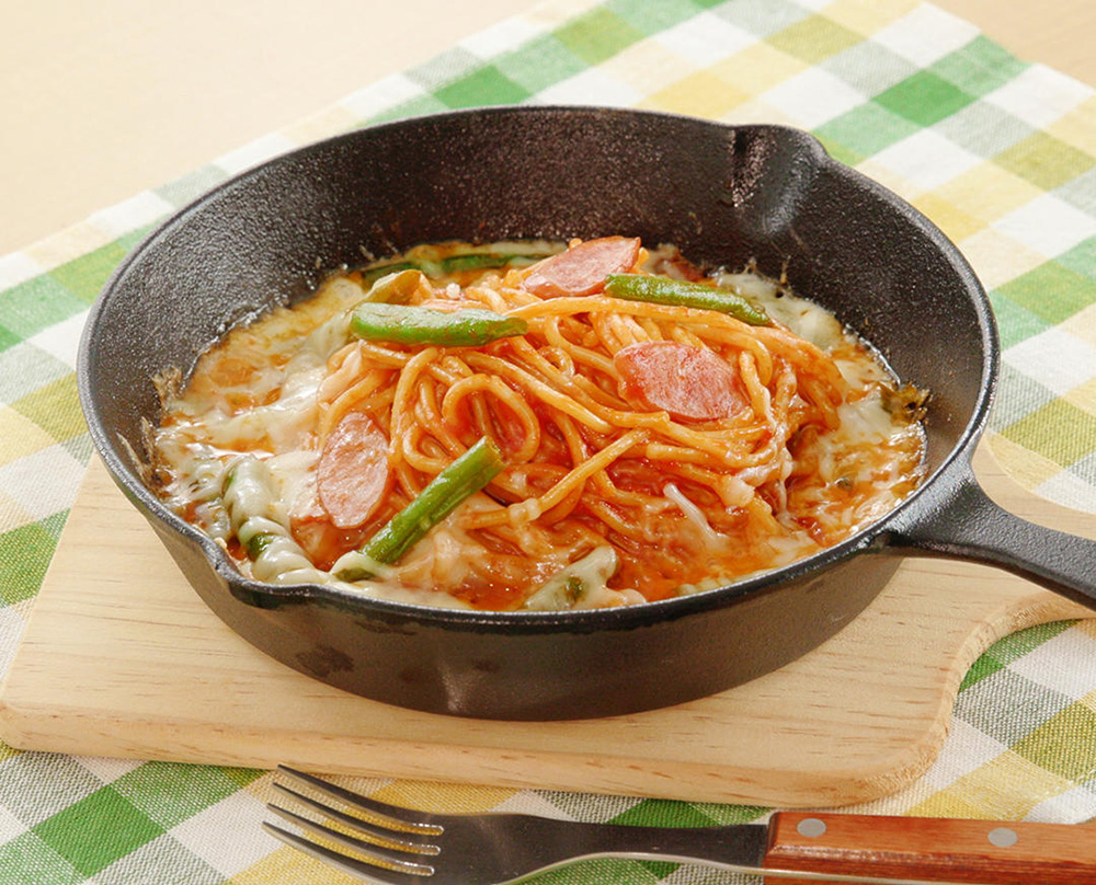 冷凍パスタアレンジ！チーズたっぷり焼きナポリタン