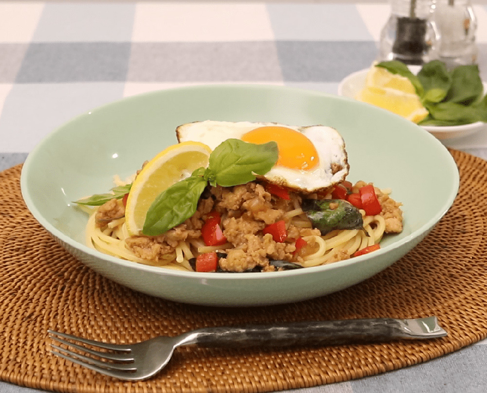 食べ応えバツグン！2.0mmの太麺ガパオ風パスタ