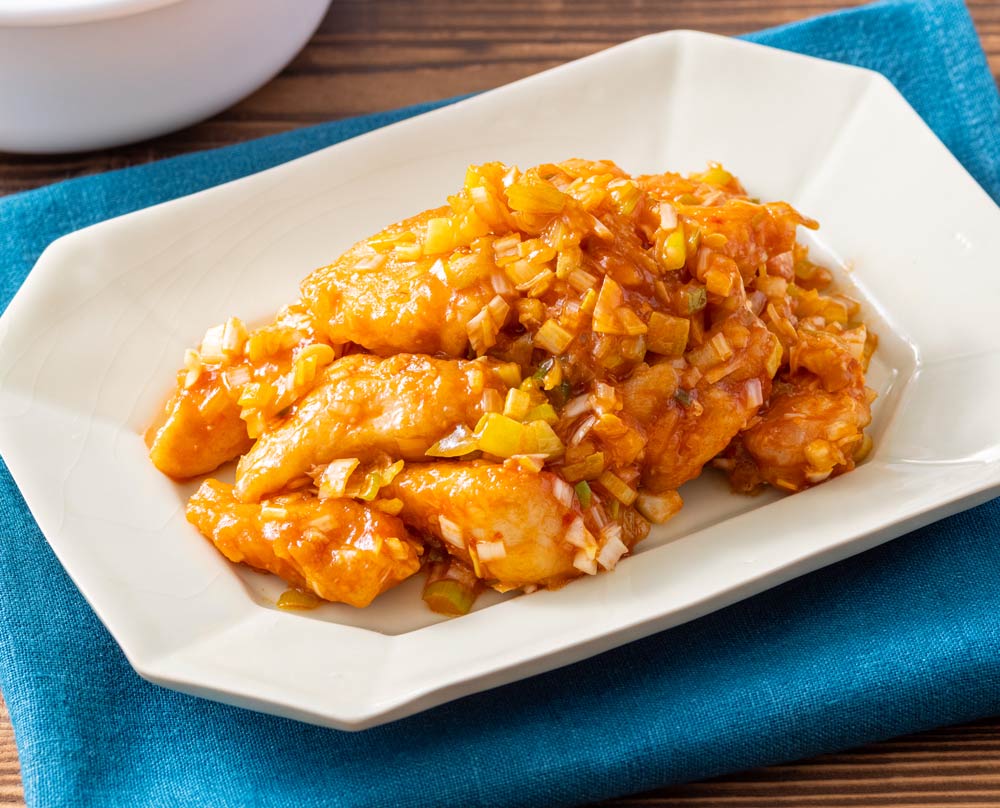 柔らか鶏むね肉のピリ辛チリソース煮