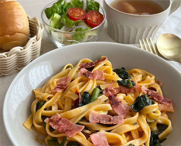ベーコンとほうれん草と海老のトマトクリームパスタ