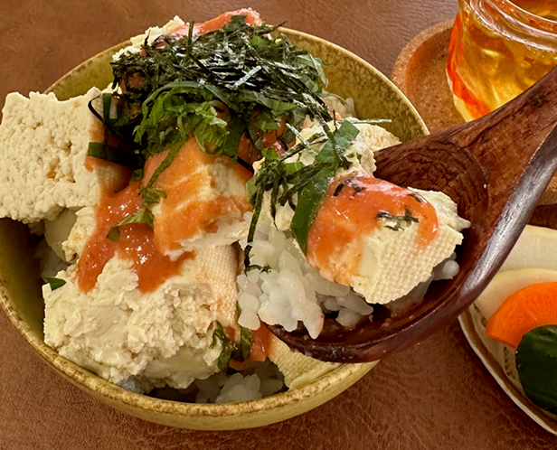ごま油香る　ピリ辛！明太とうふ丼