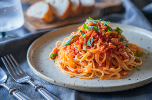 余った魚で作れる！鮭のトマト煮込みパスタ