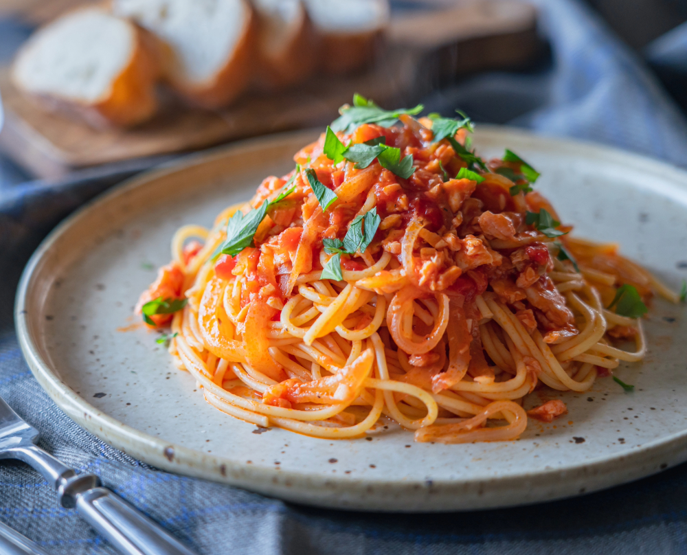 余った魚で作れる！鮭のトマト煮込みパスタ