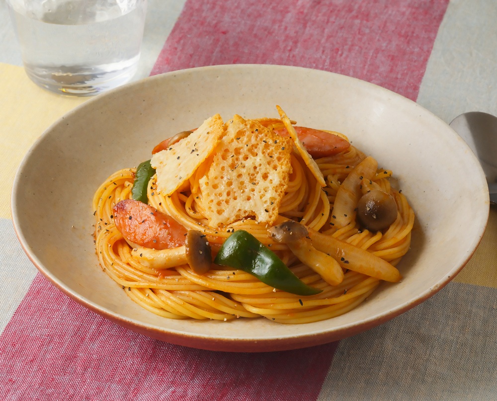 食感が楽しい！パリパリチーズのきのこナポリタン