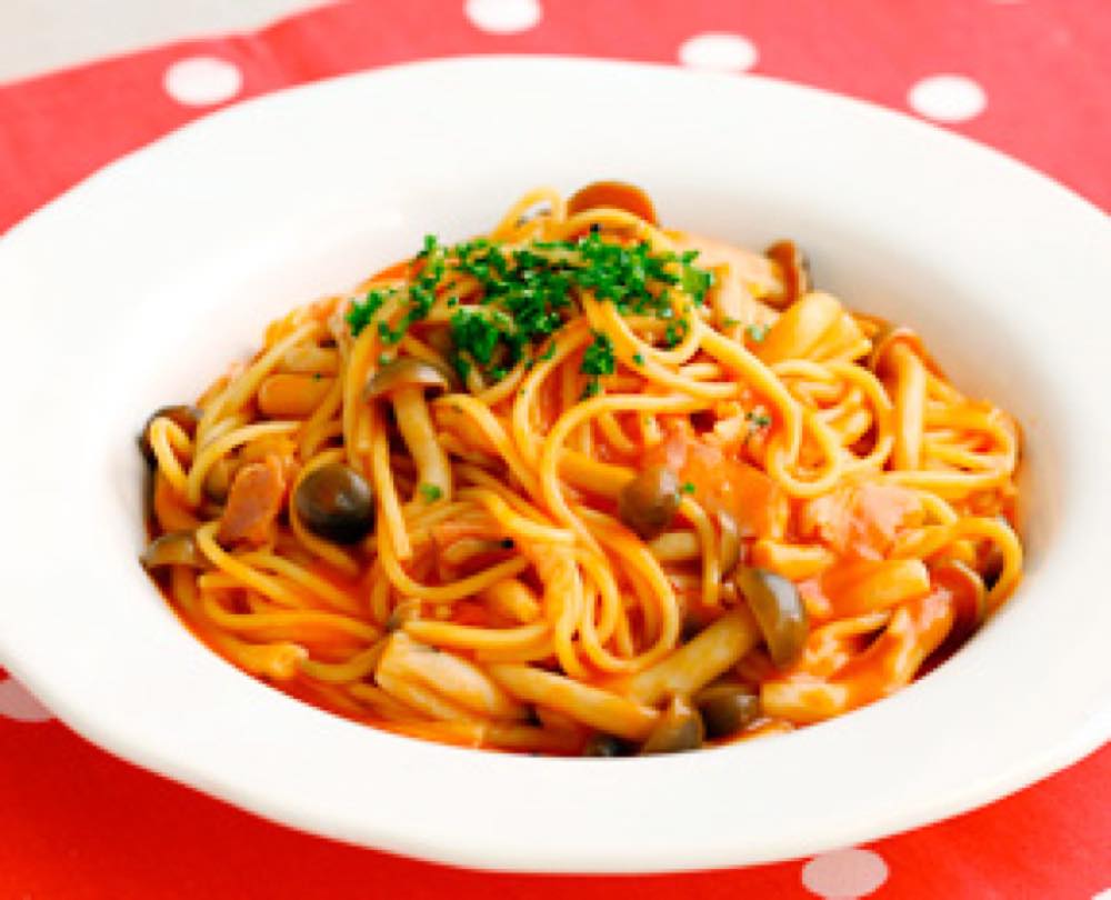 ベーコンときのこのトマトパスタ
