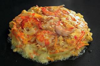 とろーりチーズと玉ねぎ・にんじんのお好み焼き