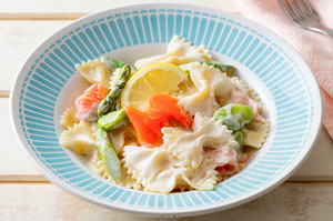 サーモンと春野菜のレモンクリームパスタ