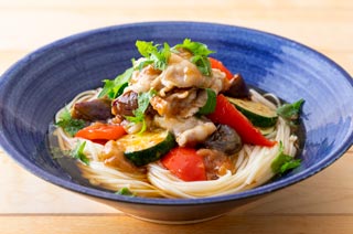 豚しゃぶと夏野菜の梅マリネぶっかけうどん