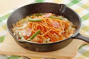 冷凍パスタアレンジ！チーズたっぷり焼きナポリタン