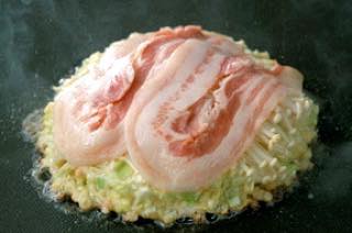 えのきと豚ばら肉のお好み焼き