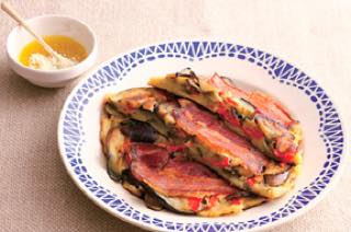 なすとパプリカ、ベーコンのお好み焼き