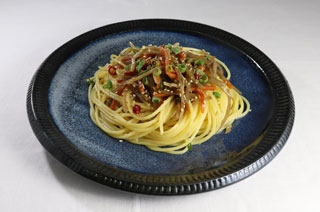 ごぼうとにんじんのスパゲティ ペペロンチーニ