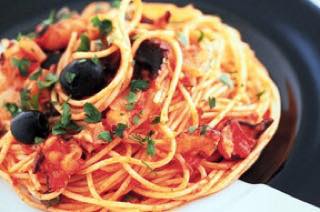 たことブラックオリーブのトマトソーススパゲティ
