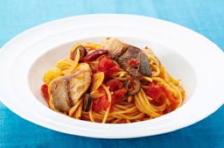 ぶりとオリーブのトマトソースパスタ