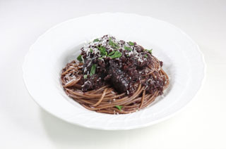 牛肉の赤ワイン煮込みソースのスパゲティ