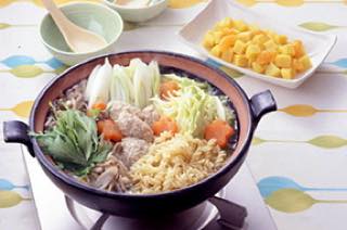 肉団子入り家族だんらん鍋パスタ