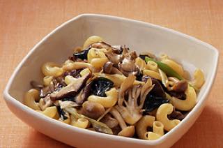 きのこたっぷり！牛肉とわかめのパスタ