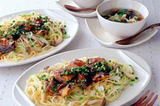 さんまの蒲焼きとねぎとしめじの中華風パスタ