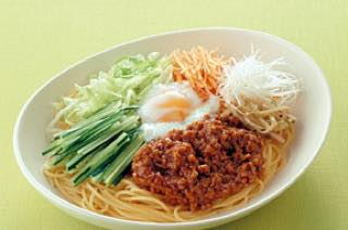 シャキシャキ野菜の肉みそパスタ 温泉卵のせ