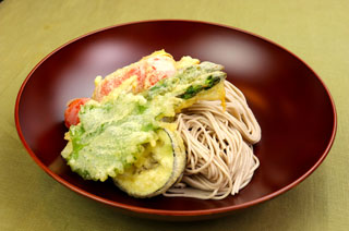 夏野菜天ぷらの冷やしぶっかけそば