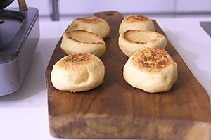 チーズ風味の卵入りパン