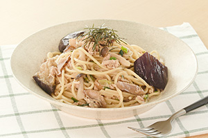 冷凍パスタアレンジ！ツナ缶とたっぷりきのこの和風しょうゆパスタ
