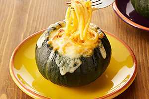 冷凍パスタアレンジ！丸ごとかぼちゃのナポリタングラタン