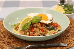 食べ応えバツグン！2.0mmの太麺ガパオ風パスタ