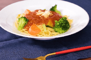 一緒にゆでて簡単！緑黄色野菜たっぷりミートソース
