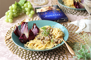 ローストした紫玉ねぎのフラワーのせパスタ