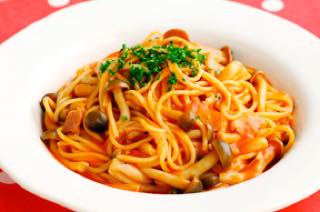 ベーコンときのこのトマトパスタ